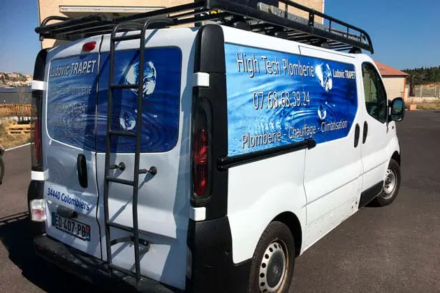 un camion avec un covering de l'entreprise